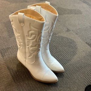 SOLD: White cowgirl boots, some scuffs, sole in good condition.
